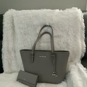 In perfect condition Michael Kors purse & Wallet.